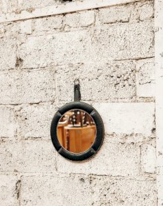 Igor, the round leather mirror No. 686