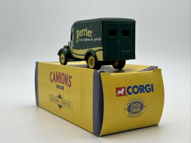 Camionnette Bedford 30 CWT Perrier 1/64 Corgi