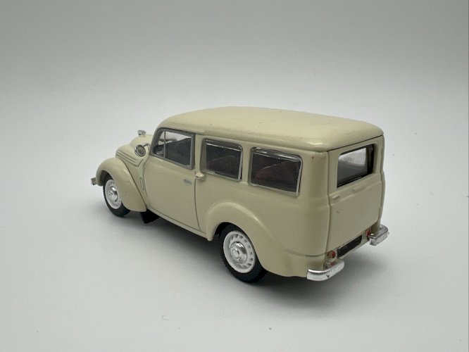  Renault Juvaquatre 1/43 Norev