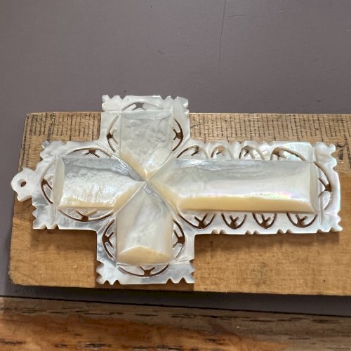 Important pendentif croix XIXe siècle unisexe nacre sculpté Jérusalem religion