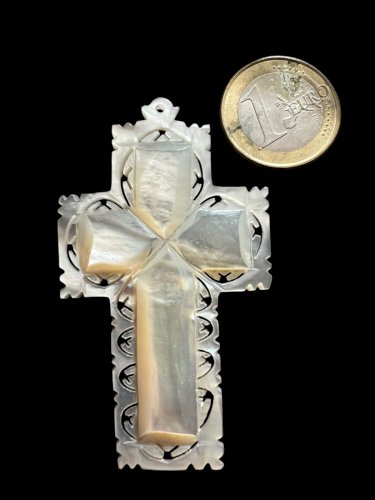 Important pendentif croix XIXe siècle unisexe nacre sculpté Jérusalem religion