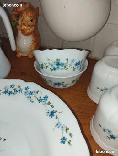 Important service Arcopal Myosotis / Veronica – Lot complet indissociable – État exceptionnel