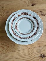 Important service en porcelaine de Limoges – GDA – décor « Manoir de Chaubuisson » – 41 pièces