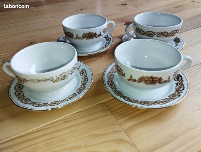 IMPORTANT SERVICE EN PORCELAINE DE LIMOGES GDA – DÉCOR « MANOIR DE CHAUBUISSON » – 41 PIÈCES