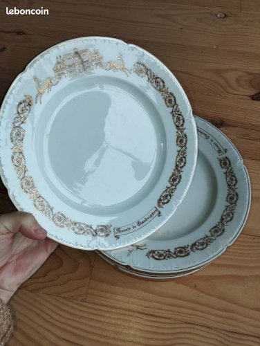 IMPORTANT SERVICE EN PORCELAINE DE LIMOGES GDA – DÉCOR « MANOIR DE CHAUBUISSON » – 41 PIÈCES