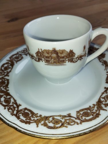 Important service en porcelaine de Limoges – GDA – décor « Manoir de Chaubuisson » – 41 pièces