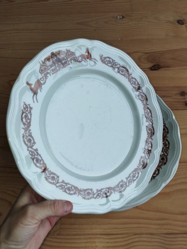 Important service en porcelaine de Limoges – GDA – décor « Manoir de Chaubuisson » – 41 pièces