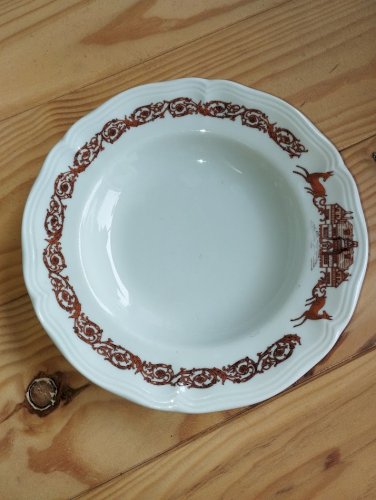 Important service en porcelaine de Limoges – GDA – décor « Manoir de Chaubuisson » – 41 pièces