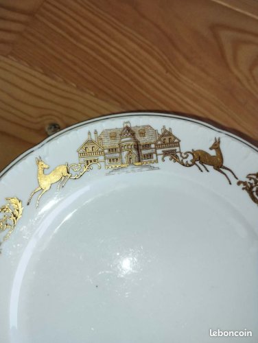 IMPORTANT SERVICE EN PORCELAINE DE LIMOGES GDA – DÉCOR « MANOIR DE CHAUBUISSON » – 41 PIÈCES