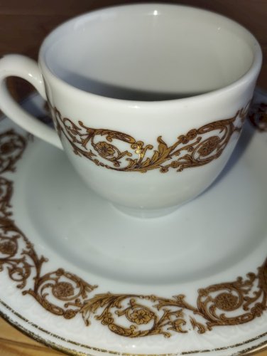 Important service en porcelaine de Limoges – GDA – décor « Manoir de Chaubuisson » – 41 pièces