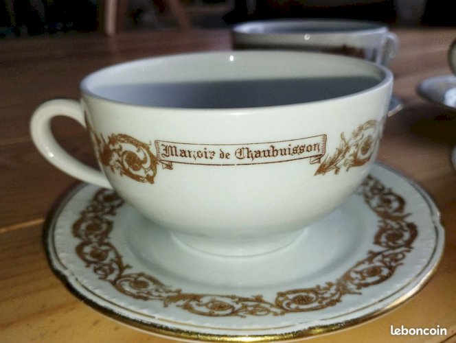 IMPORTANT SERVICE EN PORCELAINE DE LIMOGES GDA – DÉCOR « MANOIR DE CHAUBUISSON » – 41 PIÈCES