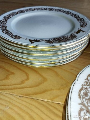 IMPORTANT SERVICE EN PORCELAINE DE LIMOGES GDA – DÉCOR « MANOIR DE CHAUBUISSON » – 41 PIÈCES