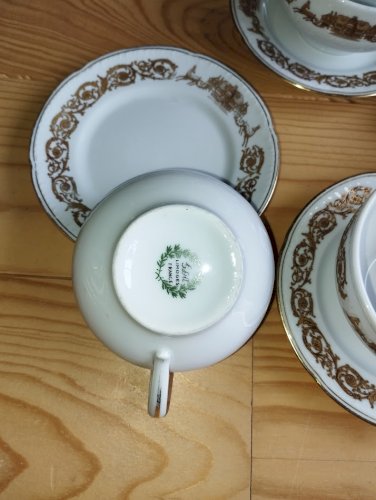 Important service en porcelaine de Limoges – GDA – décor « Manoir de Chaubuisson » – 41 pièces