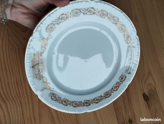 IMPORTANT SERVICE EN PORCELAINE DE LIMOGES GDA – DÉCOR « MANOIR DE CHAUBUISSON » – 41 PIÈCES
