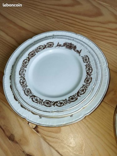 IMPORTANT SERVICE EN PORCELAINE DE LIMOGES GDA – DÉCOR « MANOIR DE CHAUBUISSON » – 41 PIÈCES