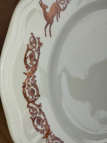 Important service en porcelaine de Limoges – GDA – décor « Manoir de Chaubuisson » – 41 pièces