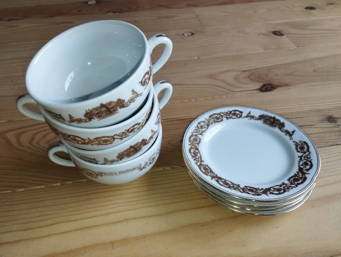 Important service en porcelaine de Limoges – GDA – décor « Manoir de Chaubuisson » – 41 pièces