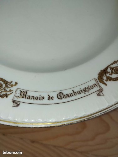 IMPORTANT SERVICE EN PORCELAINE DE LIMOGES GDA – DÉCOR « MANOIR DE CHAUBUISSON » – 41 PIÈCES