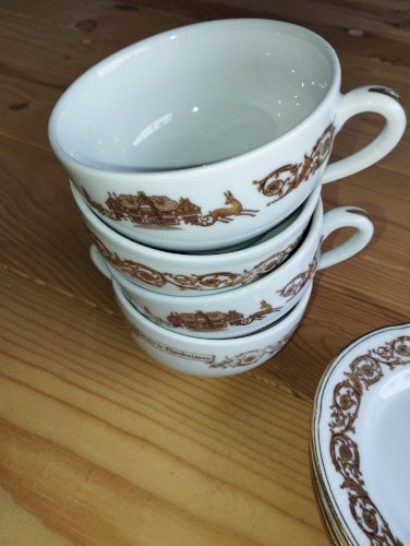 Important service en porcelaine de Limoges – GDA – décor « Manoir de Chaubuisson » – 41 pièces