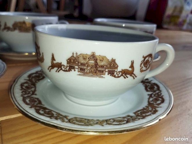 IMPORTANT SERVICE EN PORCELAINE DE LIMOGES GDA – DÉCOR « MANOIR DE CHAUBUISSON » – 41 PIÈCES