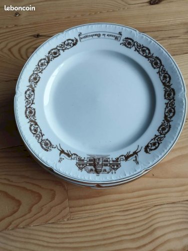 IMPORTANT SERVICE EN PORCELAINE DE LIMOGES GDA – DÉCOR « MANOIR DE CHAUBUISSON » – 41 PIÈCES