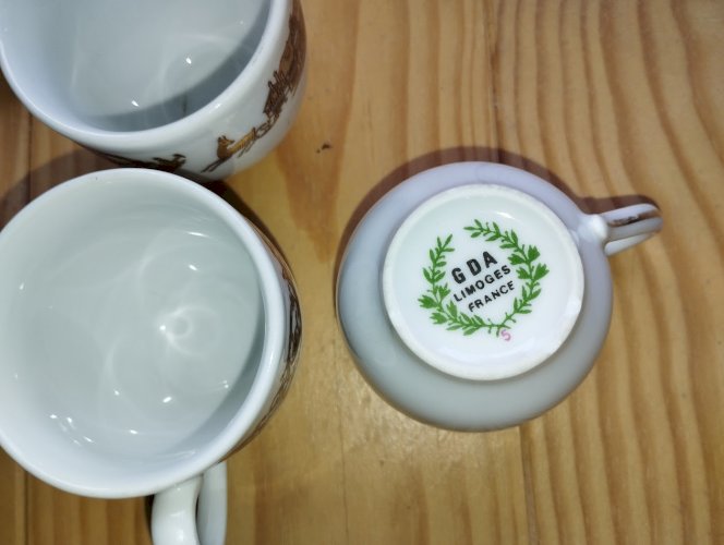 Important service en porcelaine de Limoges – GDA – décor « Manoir de Chaubuisson » – 41 pièces