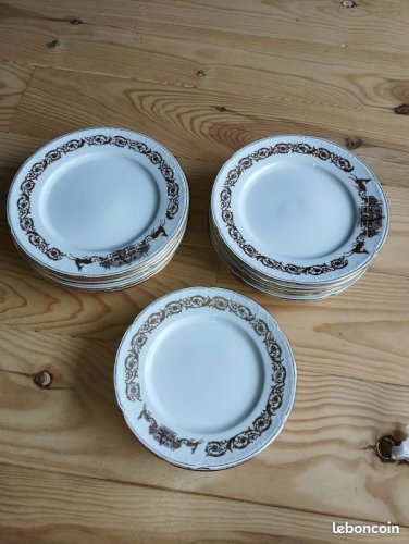 IMPORTANT SERVICE EN PORCELAINE DE LIMOGES GDA – DÉCOR « MANOIR DE CHAUBUISSON » – 41 PIÈCES