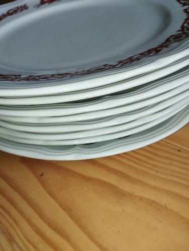 Important service en porcelaine de Limoges – GDA – décor « Manoir de Chaubuisson » – 41 pièces