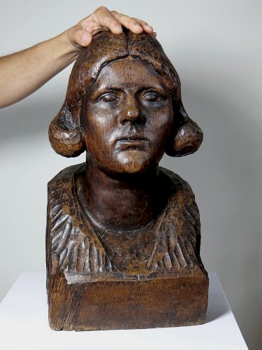 Imposant buste de femme en bois massif sculpté à la gouge XIXe