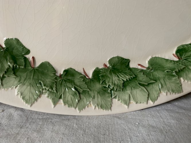 Imposant plat barbotine feuilles ovale 