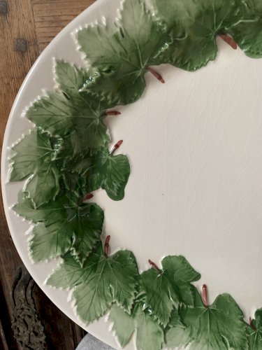 Imposant plat barbotine feuilles ovale 