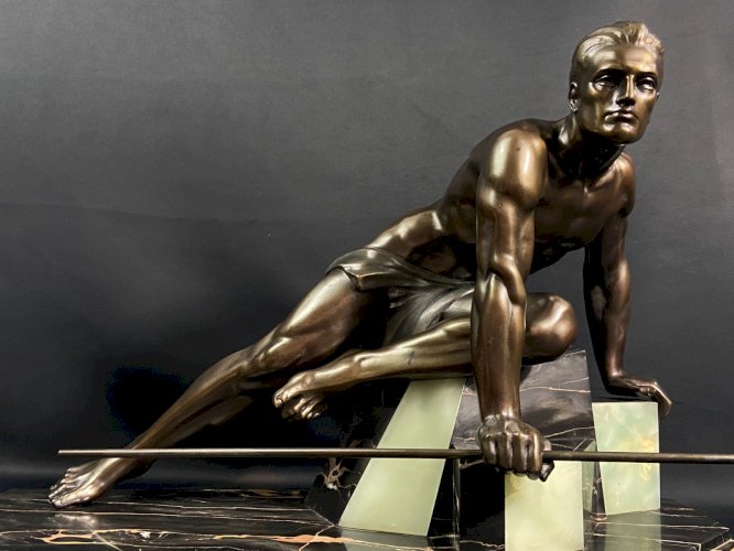 Impressionnante sculpture Art déco au chasseur d'après Jean de Roncourt 62,6 cm