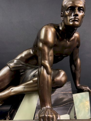 Impressionnante sculpture Art déco au chasseur d'après Jean de Roncourt 62,6 cm