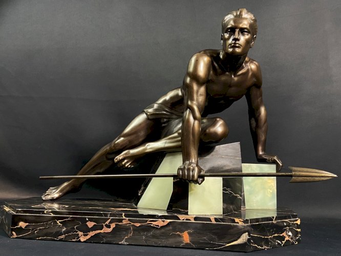 Impressionnante sculpture Art déco au chasseur d'après Jean de Roncourt 62,6 cm