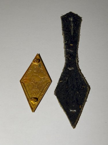 -INSIGNE 18e REGIMENT D'INFANTERIE DRAGO CROIX de LORRAINE sur CUIR MILITARIA  D