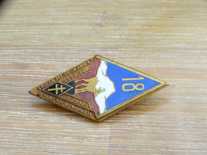 -INSIGNE 18e REGIMENT D'INFANTERIE DRAGO CROIX de LORRAINE sur CUIR MILITARIA  D