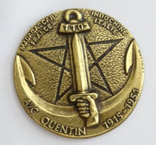 -INSIGNE de TABLE / PETITE TAPE DE BOUCHE A/C QUENTIN 1915/1951 BRONZE/ LAITON D
