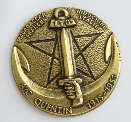 -INSIGNE de TABLE / PETITE TAPE DE BOUCHE A/C QUENTIN 1915/1951 BRONZE/ LAITON D
