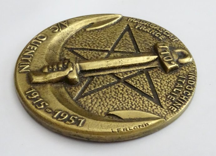 -INSIGNE de TABLE / PETITE TAPE DE BOUCHE A/C QUENTIN 1915/1951 BRONZE/ LAITON D