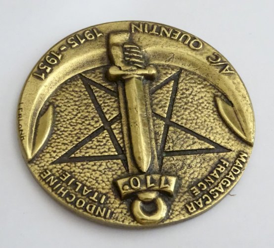 -INSIGNE de TABLE / PETITE TAPE DE BOUCHE A/C QUENTIN 1915/1951 BRONZE/ LAITON D
