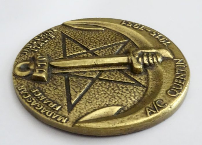 -INSIGNE de TABLE / PETITE TAPE DE BOUCHE A/C QUENTIN 1915/1951 BRONZE/ LAITON D