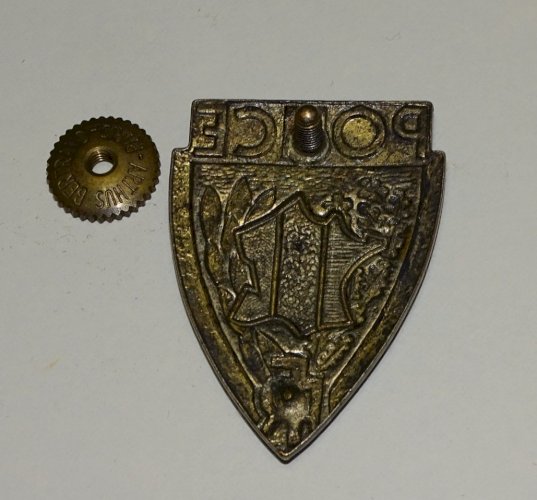 -INSIGNE KEPI de POLICE Emaillé ARTHUS BERTRAND PARIS COLLECTION MILITARIA   D
