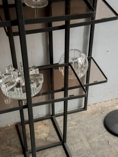 Isabelle, la grande étagère en métal et plexi fumé N°229