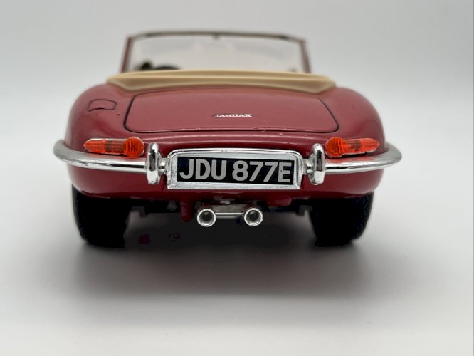 Jaguar Type E (1961)  1/18 Burago