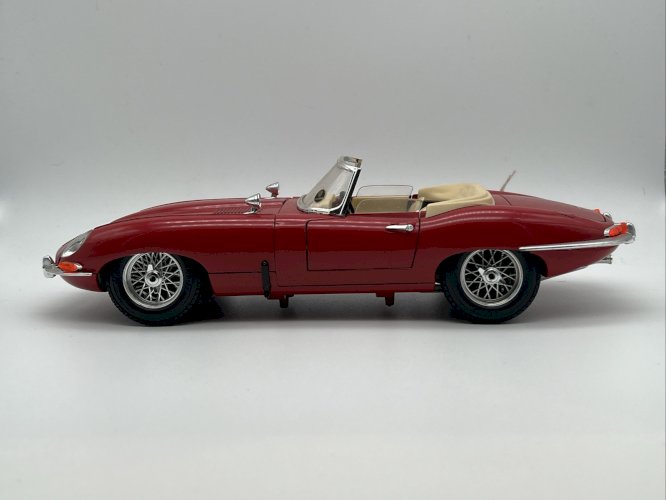 Jaguar Type E (1961)  1/18 Burago