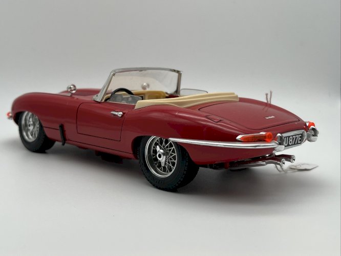 Jaguar Type E (1961)  1/18 Burago
