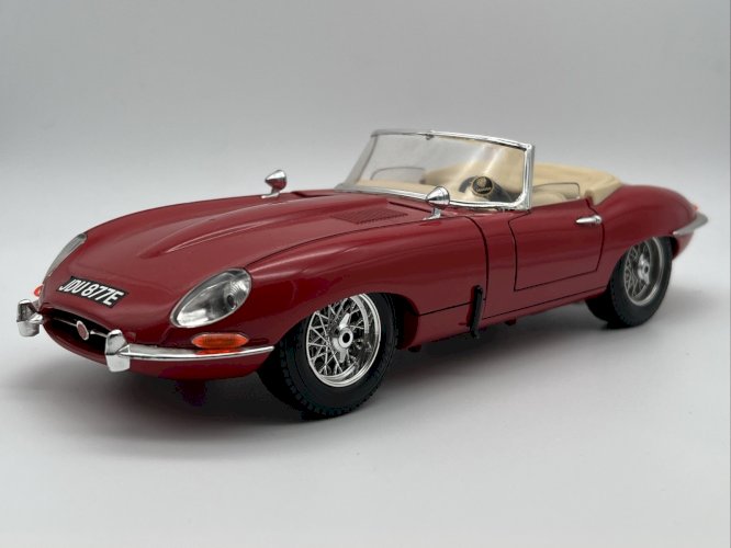Jaguar Type E (1961)  1/18 Burago