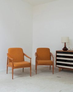 Jakob, the pair of wooden and fabric armchairs N°776