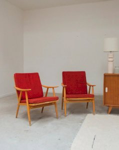 Jakob, the pair of wooden and red fabric armchairs No. 785