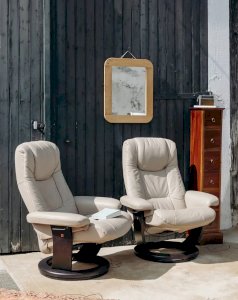 Jakob, the pair of leather armchairs No. 506